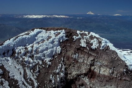 Na borda da cratera do Llaima, Chile. Foto de W. Niclevicz