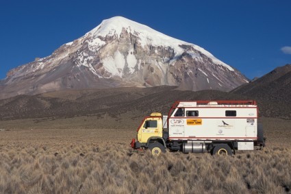O Andino em frente ao Sajama, maior montanha da Bolívia. Foto de Waldemar Niclevicz.