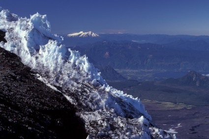 O Choshuenco visto do cume do Villarrica. Foto de Waldemar Niclevicz.