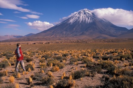 O Lincancabur visto do Chile, das proximidades de San Pedro de Atacama. Foto de Waldemar Niclevicz