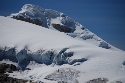 Coluna de alpinistas na crista que leva ao cume do Pan de Azucar, vista do Toti, Cocuy. Foto de Waldemar Niclevicz.