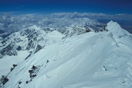 O cume central do Shisha Pangma, ao fundo e à direita, visto do cume principal. Foto de Waldemar Niclevicz.