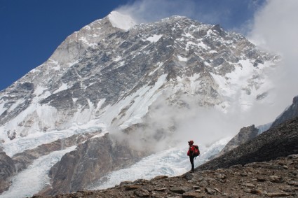 O imponente Makalu (8.463m), a quinta maior montanha do mundo. Foto de Waldemar Niclevicz.