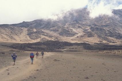 O platô do Kilimanjaro, próximo ao Refugio Kibo. Foto de Niclevicz.