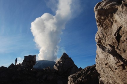 Observando as erupções do Santiaguito, Guatemala. Foto de Waldemar Niclevicz.