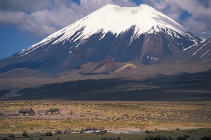 O Parinacota, o irmão maior dos Payachatas. Foto de Waldemar Niclevicz.