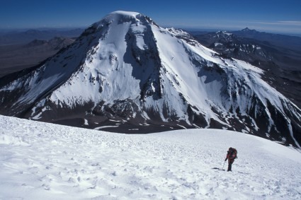 Durante a escalada do Parinacota , com o Pomerape ao fundo. Foto de Waldemar Niclevicz.