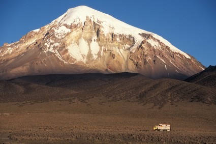 O Sajama com Andino, lugar de onde iniciamos o ataque em 2004. Foto de Waldemar Niclevicz.