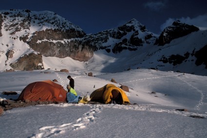 Acampamento alto (5.500m) do Solimana. Foto de Waldemar Niclevicz.