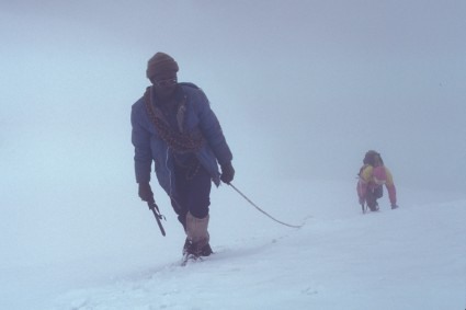 Típica neblina durante a escalada do Ruwenzori, Uganda. Foto de Waldemar Niclevicz.