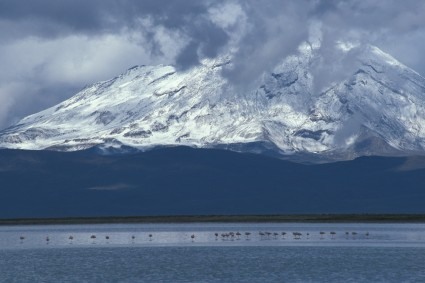 O Vulcão Ubinas com a Laguna Salinas. Foto de Waldemar Niclevicz.
