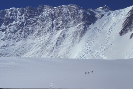 Seguindo rumo ao acampamento 1 do Vinson. Foto de Waldemar Niclevicz.
