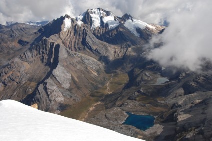 Vista do cume do Ritacumba Blanco. Foto de Waldemar Niclevicz.