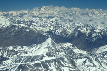 Vista do cume do Shisha Pangma, no centro da foto, em último plano, está o Everest. Foto de Niclevicz