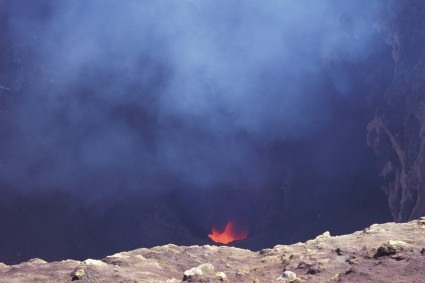 Vista do interior da cratera do Villarrica, Chile. Foto de Waldemar Niclevicz.