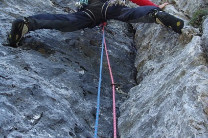 Waldemar Niclevicz no início do grande diedro da Torre Venezia. Foto de Eiki Higaki.