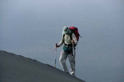 Waldemar Niclevicz atravessando um duna de cinza vulcânica no Vulcão Misti. Foto de Alexandre Lima.