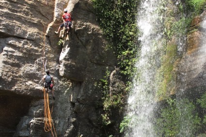 Waldemar Niclevicz e Eiki Igaki na "Daqui prá cima", Salto São Jorge, Ponta Grossa, PR. Foto de Silvia Bonora.