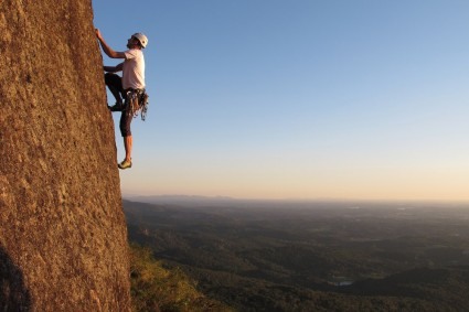 Waldemar Niclevicz escalando a Sete Quedas (7c) no Anhangava, PR. Foto de Silvia Bonora.