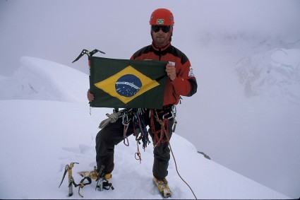 Waldemar Niclevicz no cume do Rasac, Huayhuash. Foto de Aritza Monastério.