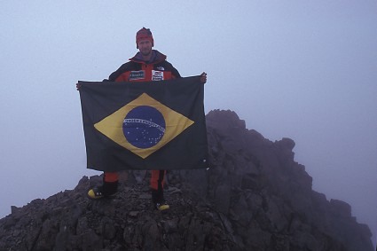 Waldemar Niclevicz no cume do Ruwenzori, Uganda.