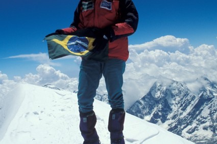 Waldemar Niclevicz no cume do Shisha Pangma. Foto de Marco Camandona.