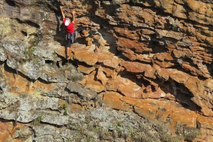 Waldemar Niclevicz no final da "Sangue na Curva" (7b), Buraco do Padre, Setor Macarrão, Ponta Grossa, PR. Foto de Silvia Bonora.