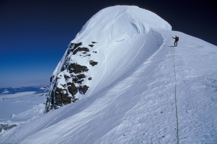 Waldemar Niclevicz chegando próximo ao cume do San Valentin. Foto de Renato Kalinowski.