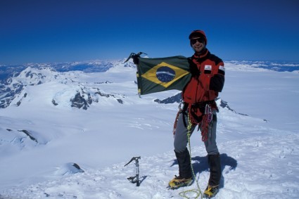 Waldemar Niclevicz no cume do San Valentin, Patagônia. Foto de Renato Kalinowski.