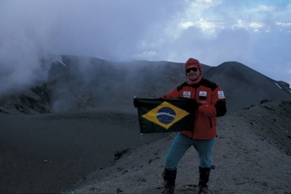 Waldemar Niclevicz no cume do Misti (5.825m), Peru. Foto de Alexandre Lima.