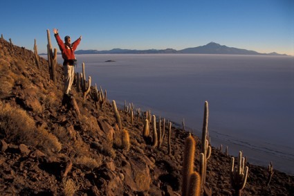 Waldemar Niclevicz na Ilha Lomo del Pescado, Salar de Uyuni, Bolívia. Foto de Julio Aracheski.