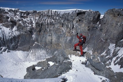 Waldemar Niclevicz na borda da cratera do Parinacota. Foto de Javier Contreras.