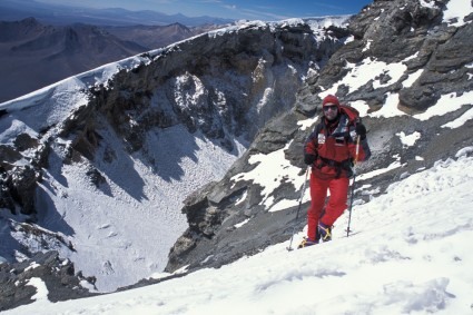 Waldemar na borda da cratera do Parinacota, Bolívia. Foto de Javier Contreras.