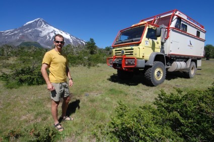 Waldemar com o seu caminhão Andino no campo base do Lanin. Foto de Fávio Canteli.