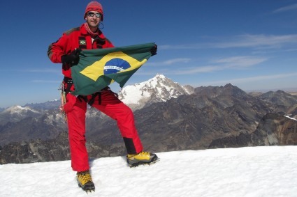 Waldemar Niclevicz no cume do Pequeno Alpamayo, com o Huayna Potosi ao fundo. Foto de Jefferson dos Reis.