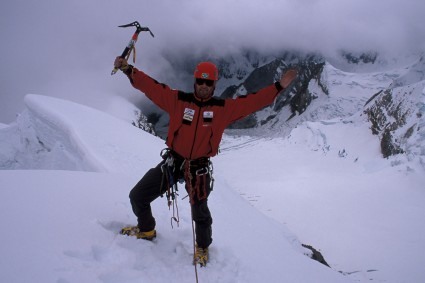 Waldemar Niclevicz no cume do Rasac, Huayuash, Peru. Foto de Aritza Monasterio.