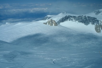 O "football field" visto da crista que leva ao cume, em 1997. Foto de Waldemar Niclevicz.