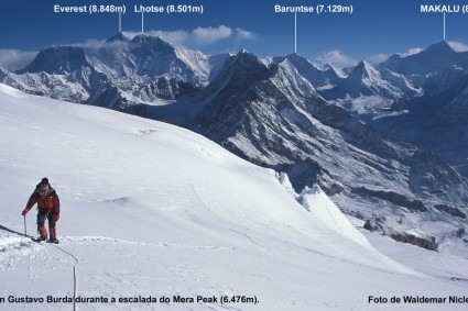 Vista durante a escalada do Mera Peak. Foto de Waldemar Niclevicz.