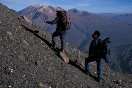 Escalando Misti com Chachani ao fundo. Foto de Waldemar Niclevicz.