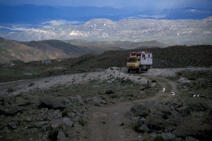 Estrada de aproximação ao Mismi. Foto de Waldemar Niclevicz.