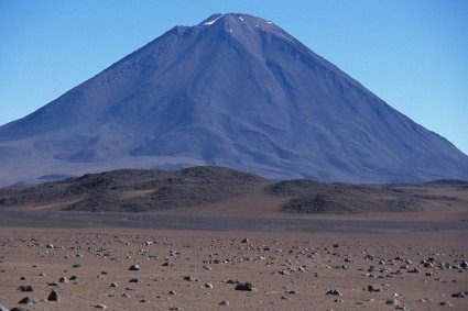 O Lincancabur visto do árido lado boliviano. Foto de Waldemar Niclevicz.