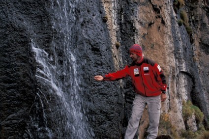 Waldemar Niclevicz nas nascentes do Rio Amazonas, Mismi, Peru. Foto de Iguaçu Paraná.