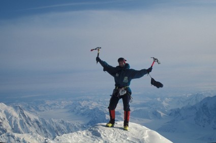 Waldemar Niclevicz no topo da West Rib, Mc Kinley, 1996.