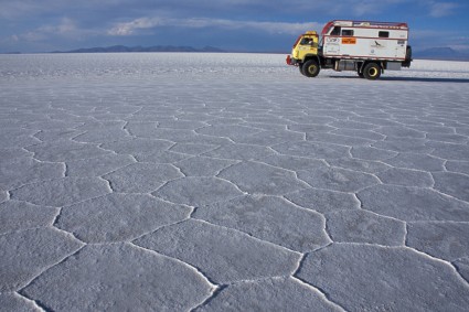 O caminhão Andino, principal ferramenta do Projeto Mundo Andino, no Salar de Uyuni, Bolívia.