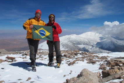 Waldemar Niclevicz e Pedro Hauck no cume do Nevado de Cachi.