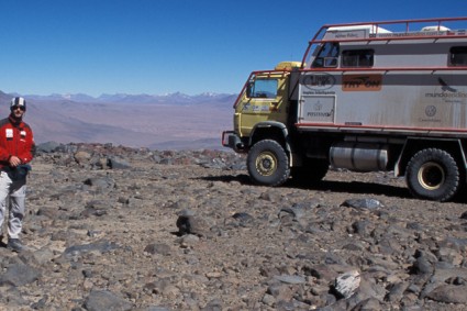 Waldemar Niclevicz com o seu caminhão Andino a 5.550m de altitude, no sul da Bolivia. Foto de Julio Aracheski.