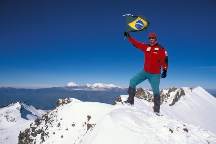 Waldemar Niclevicz no cume do Mismi, Peru, montanha que detém as nascentes do Rio Amazonas, escalada durante a Etapa 2004 do Projeto Mundo Andino.