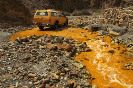 A Andina cruzando o rio Amarelo, a caminho da Mina La Mejicana