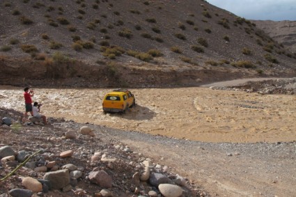 A Andina cruzando o rio Colorado rumo ao Mercedário.