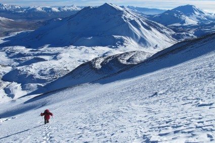 Muita neve rumo ao topo do Ojos del Salado